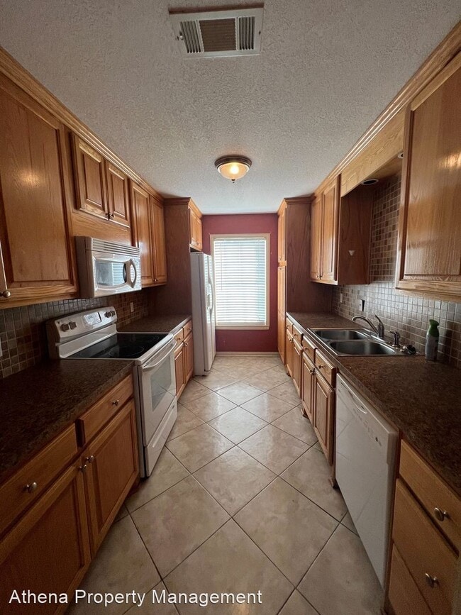 Building Photo - 2 br, 1.5 bath House - 3527 Helena Ave Apt 1