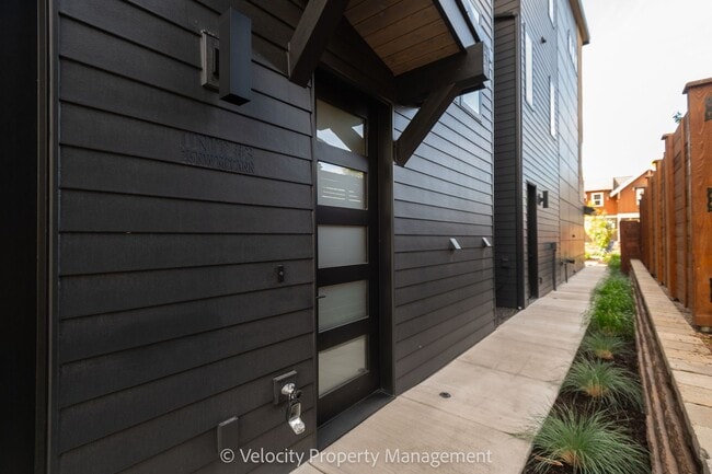 Building Photo - Luxury Westside Townhome!