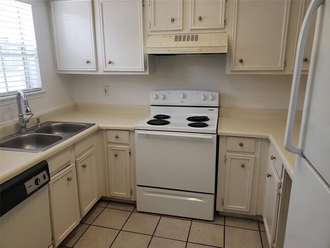 Building Photo - 12824 Shannon Hills Dr
