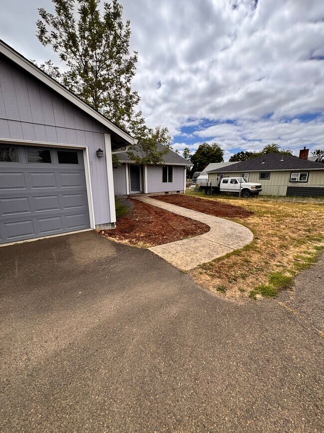 Building Photo - 811 NE Newton Creek Rd