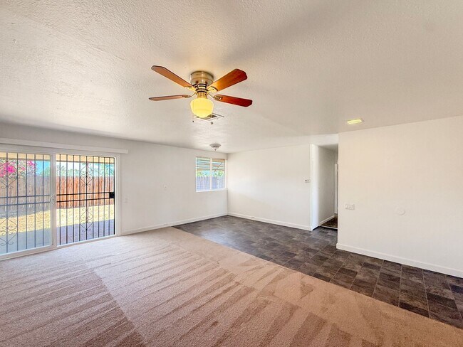Foto del edificio - Charming 3BR Home with Spacious Yard in El...