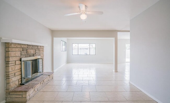 Foto del edificio - 7915 W Pinchot Ave