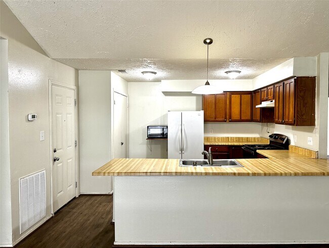 Foto del edificio - 13322 Oak Ledge Dr