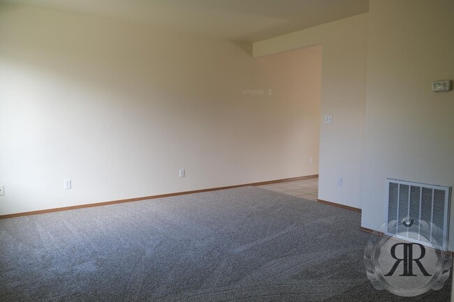Building Photo - 2 Bedroom, 1 1/2 Bath Townhouse - Move In Ready!
