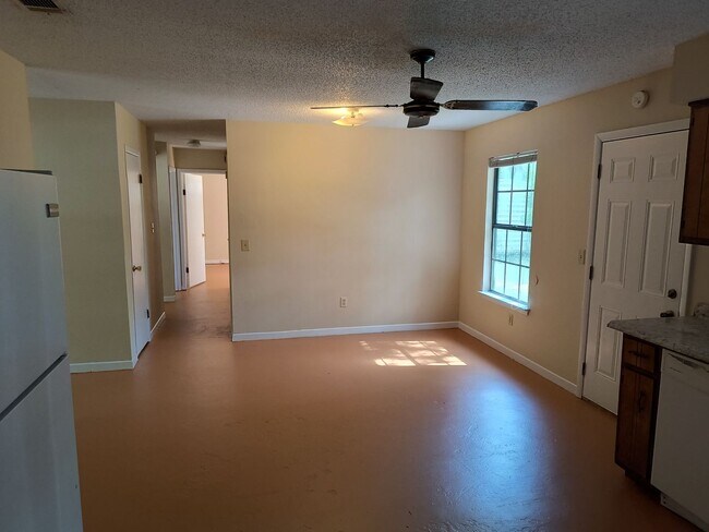 Building Photo - 3 Bedroom 2 Bath Home