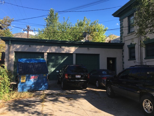 Garaje - 2480 Van Buren Ave