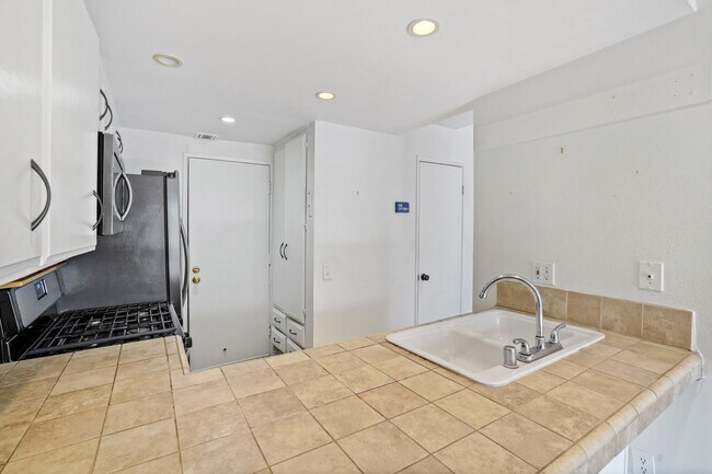 Foto del edificio - 5263 Colodny Dr