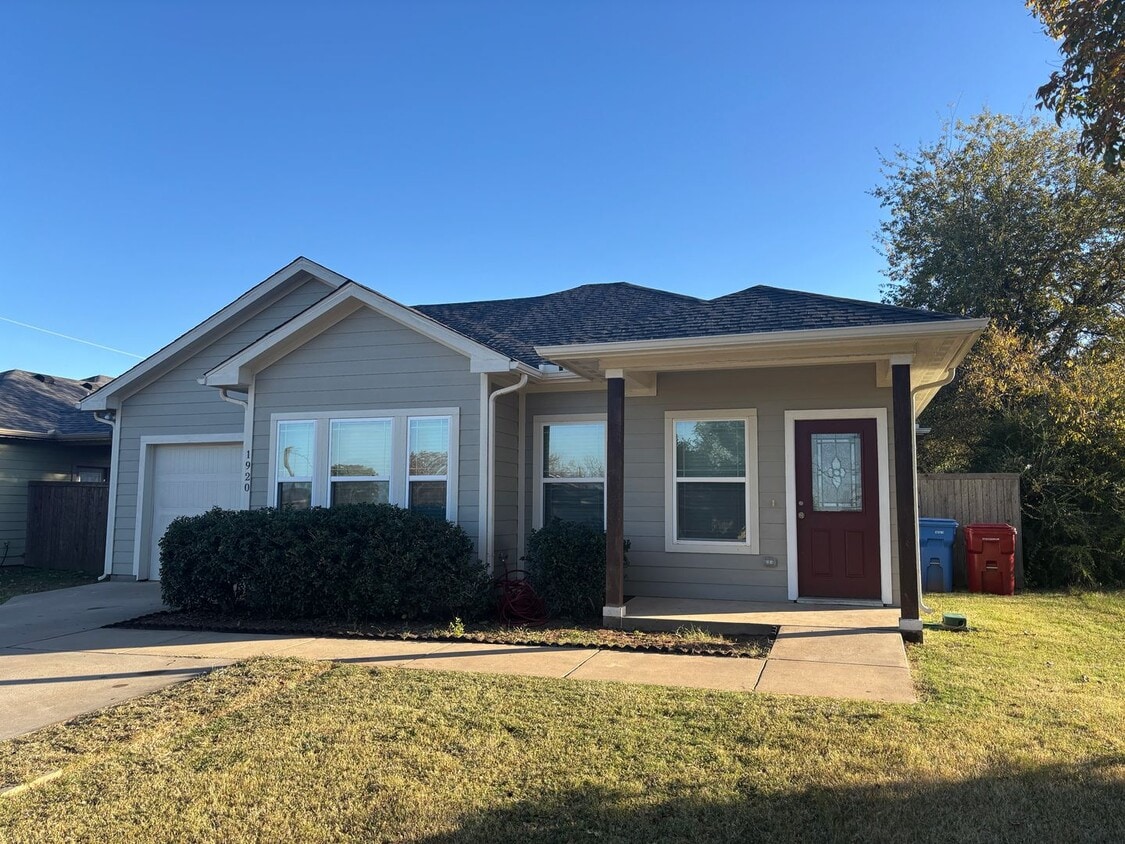 Foto principal - 3/2/1 on Quiet Street Near a Park!