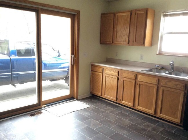 Building Photo - 9084 Island Dr