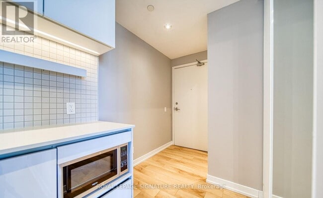 Photo du bâtiment - 898 Portage Pkwy