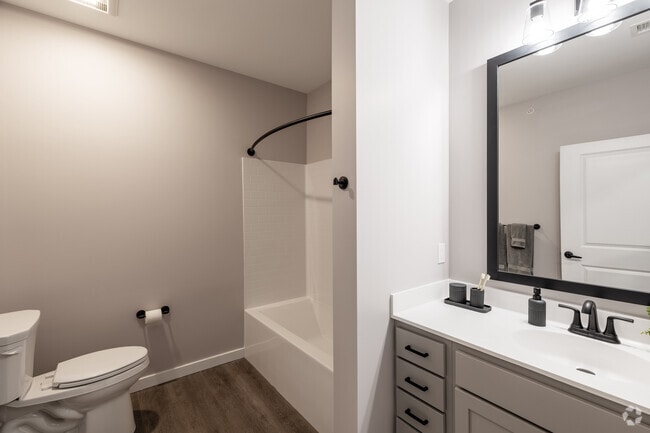 1 habitación, 1 baño - 810 pies cuadrados - Baño - Barrel Factory Apartments