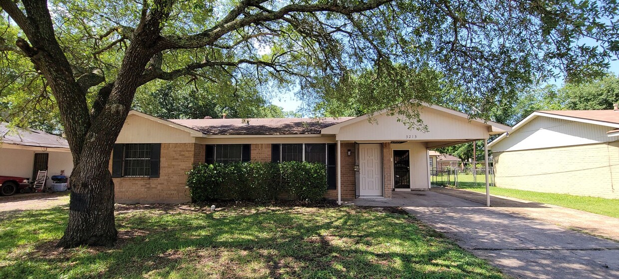 Building Photo - Gorgeous 3 bedroom/1.5 bath home with cove...