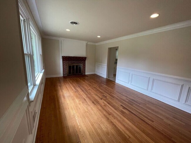 Building Photo - 5318 White Oak Dr