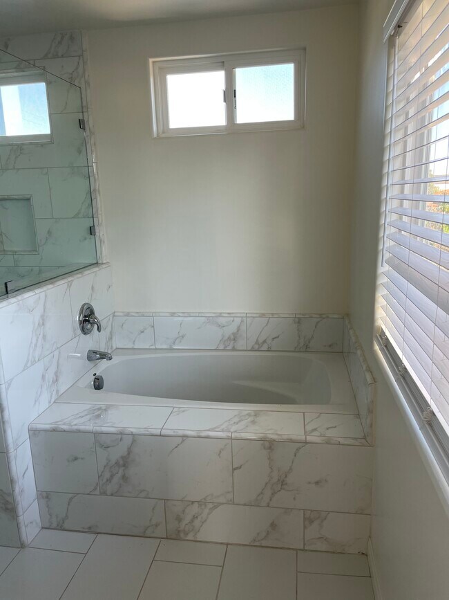 Main bath - 737 Ozone St