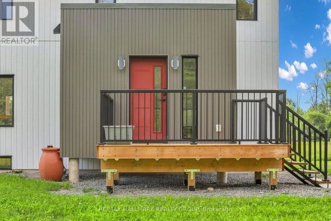 Building Photo - 165 Knapp St