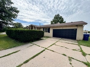 Building Photo - 1359 W 53rd St
