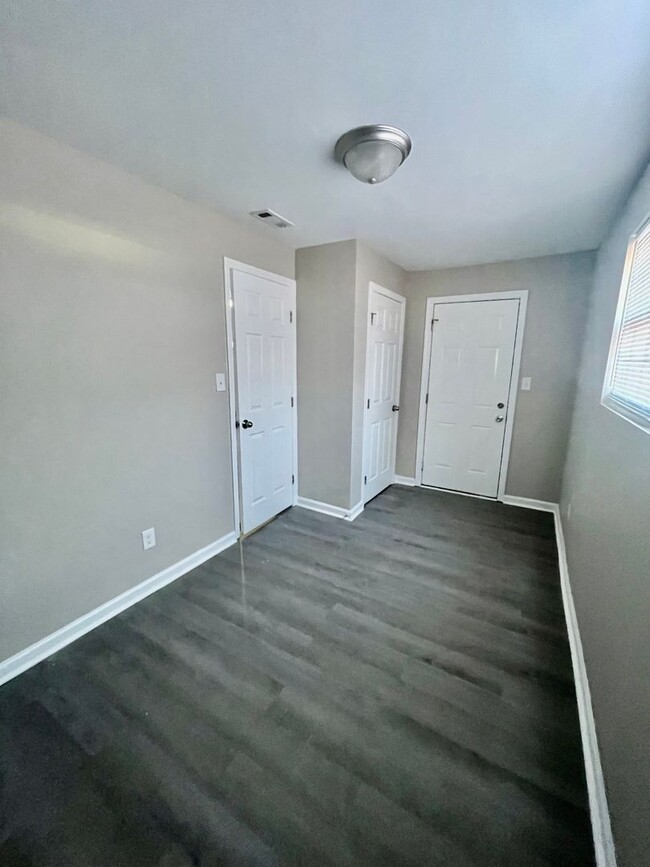 Building Photo - Newly renovated 3 bedroom 1 bath home , Lo...