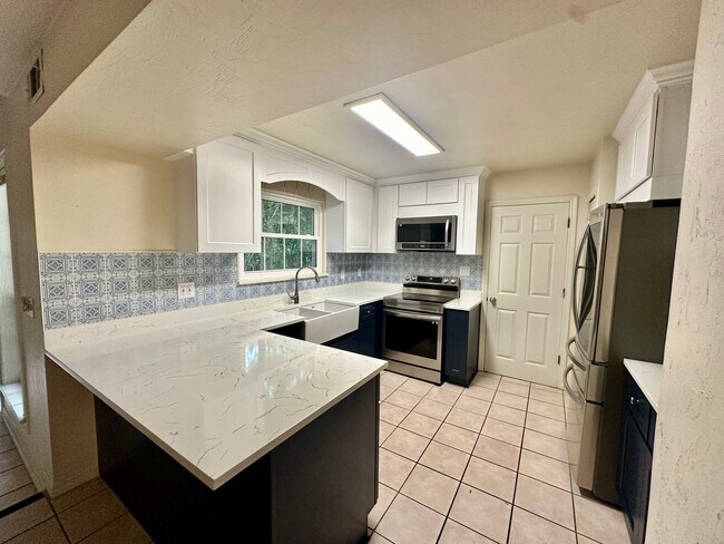 Foto del edificio - Spacious 3-Bedroom Townhome in Highly Soug...