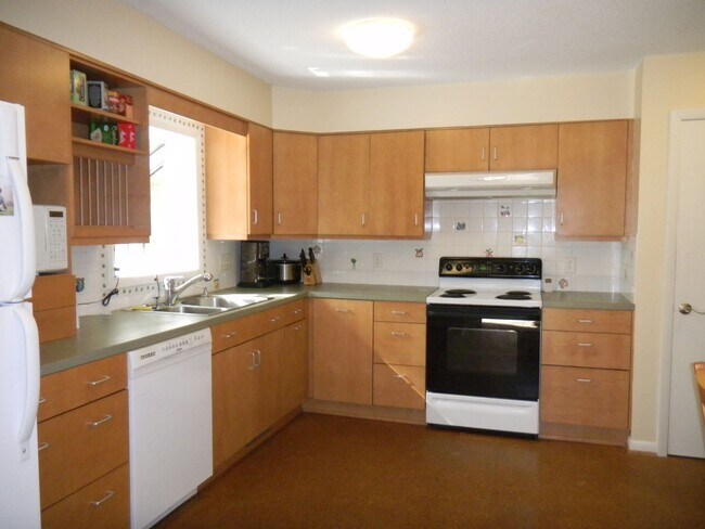 Foto del edificio - Peaceful Carrboro Living with Private Deck & Wooded Views
