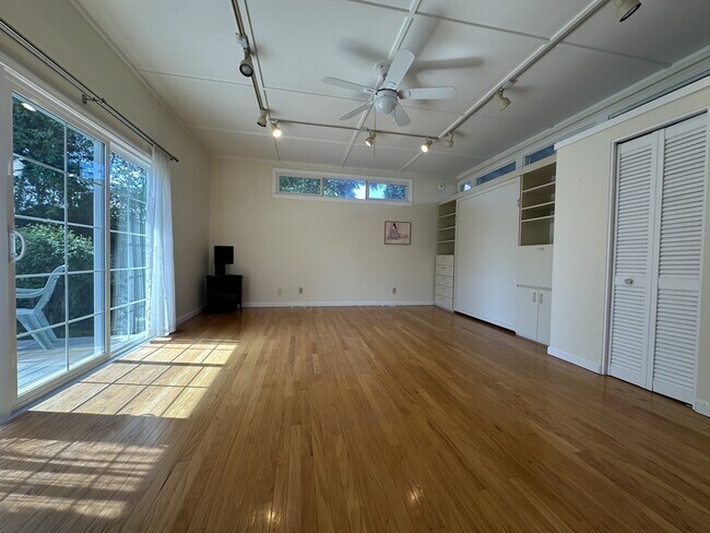 Foto del edificio - 795 E College St