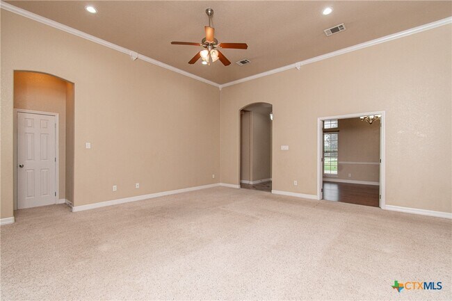 Building Photo - 1401 Saxon Cir