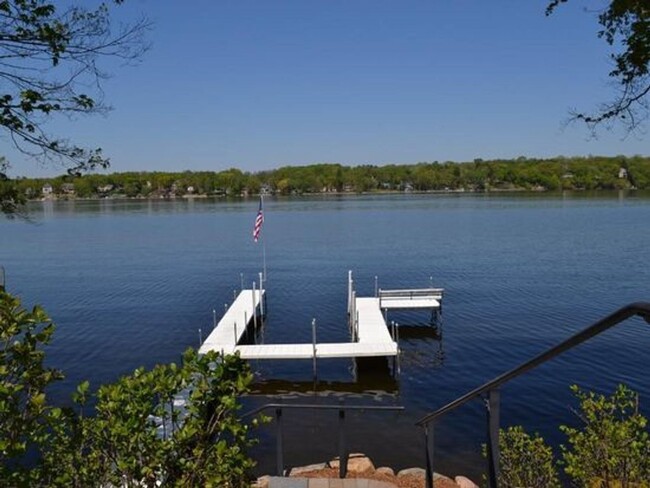 Building Photo - Gorgeous 5 Bedroom Home for Rent on Lake M...