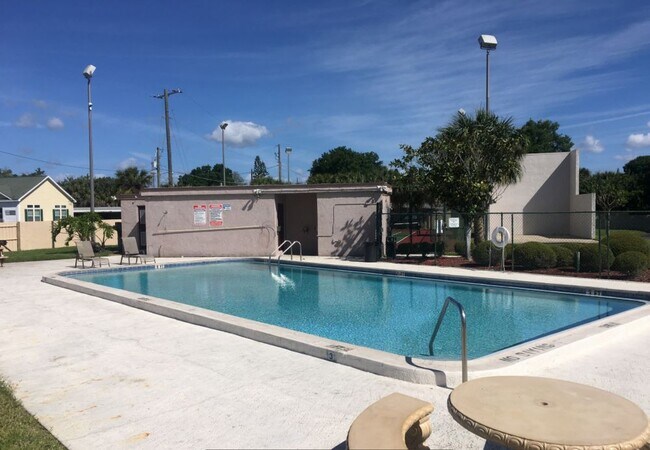 Foto del edificio - 9101 W Hillsborough Ave