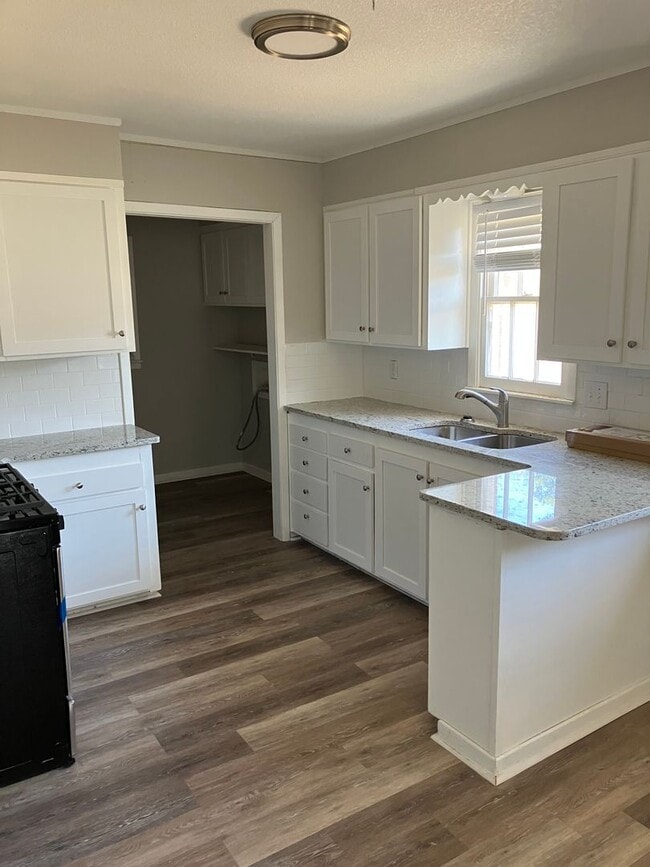 Building Photo - Beautifully Updated 3 Bedroom Home!