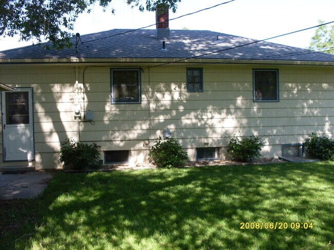 Building Photo - 4 BEDROOM | 2 BATH | DETACHED DOUBLE GARAG...