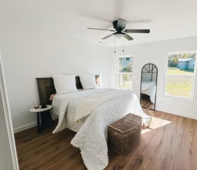 Building Photo - 384 Edgefield St