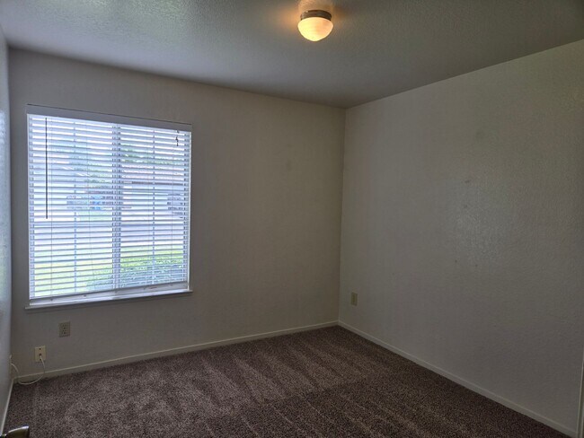 Foto del edificio - 348 Leffler Pl