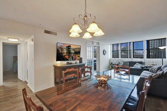 Building Photo - 2017 S Ocean Dr