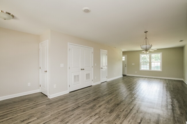 Building Photo - 130 Rowan Street S