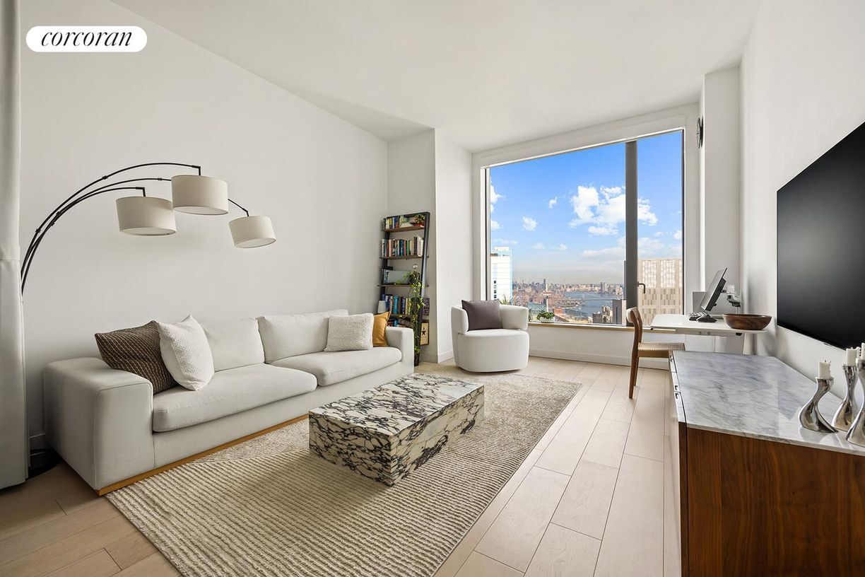 Primary Photo - 11 Hoyt St