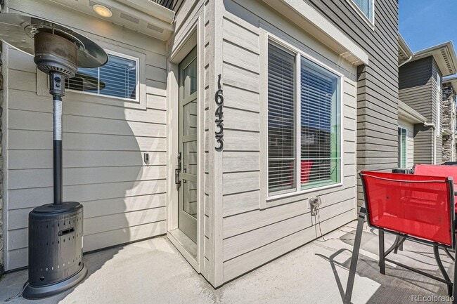 Building Photo - Modern 3-Bed, 2-Bath Townhome with Spaciou...