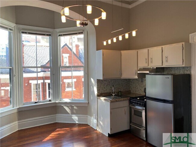 Building Photo - 112 E Harris St