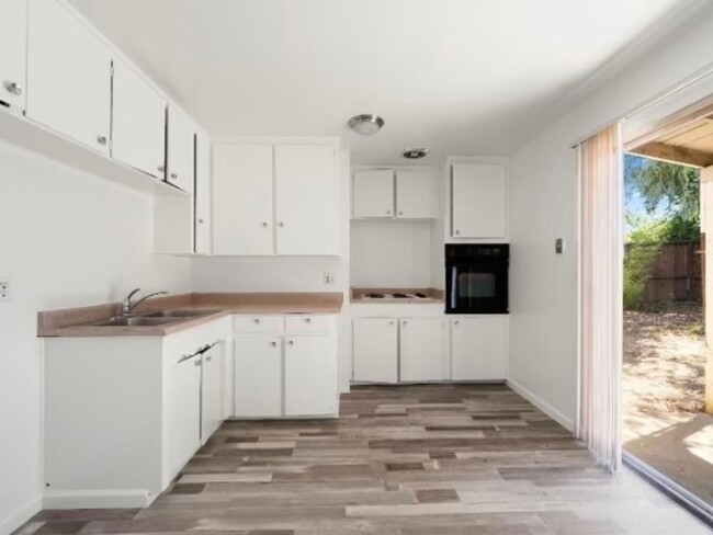 Building Photo - 2 Bedroom  1 bath Duplex in Carmichael