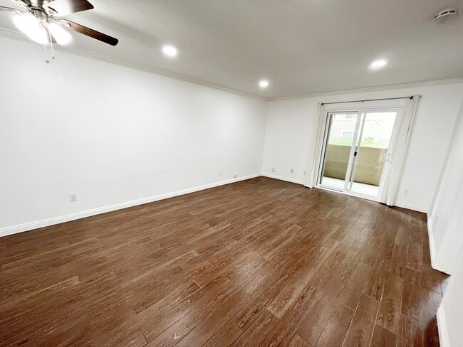Building Photo - 7545 Charmant Dr