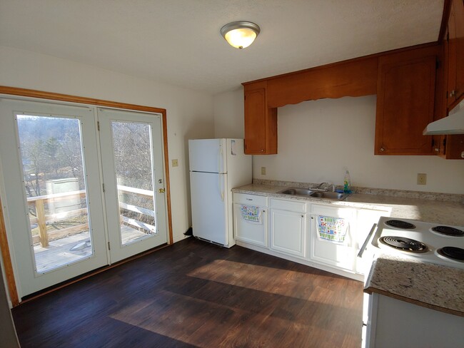 Kitchen - 622 Matthews Rd