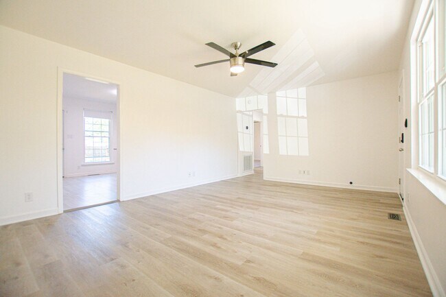 Building Photo - Pet Friendly Three Bedroom!
