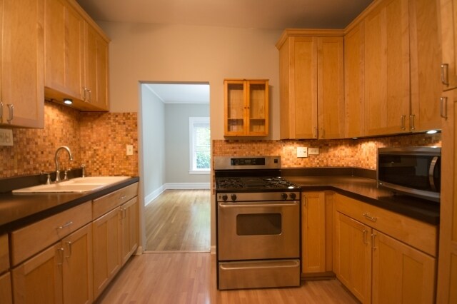 Building Photo - 539 W Brompton Ave