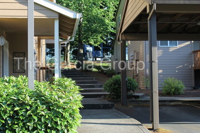 Building Photo - Tualatin Woods 2 Bedroom Townhome