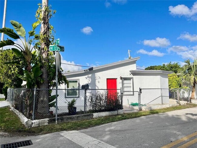 Foto del edificio - 2201 NE 135th Ln