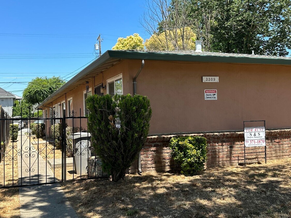 Photo - 3309 Y St #D - North Oak Park 95817