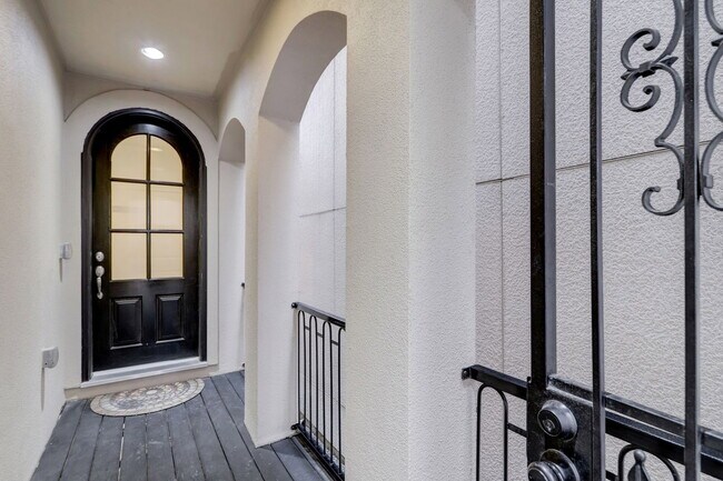 Foto del edificio - 1368 W 25th St