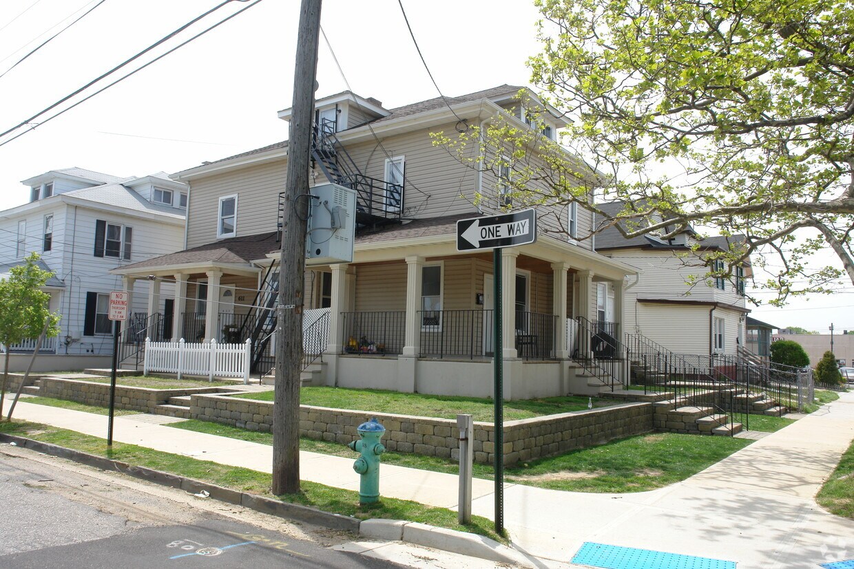 Primary Photo - 611 Bond St