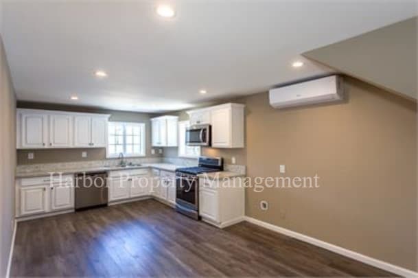 Primary Photo - Gorgeous 3 Story House