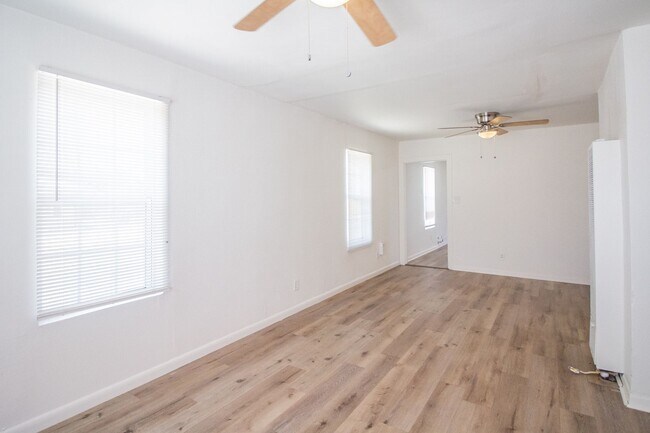 Foto del edificio - $950/month for updated 3-bedroom home. Don...