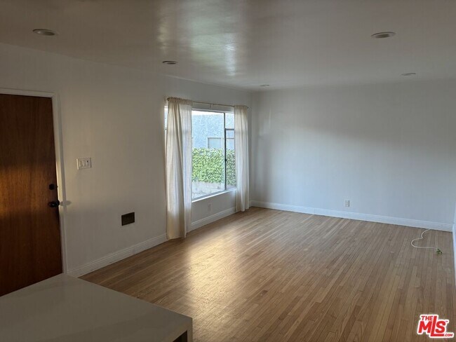 Foto del edificio - 366 1/2 E Hillsdale St