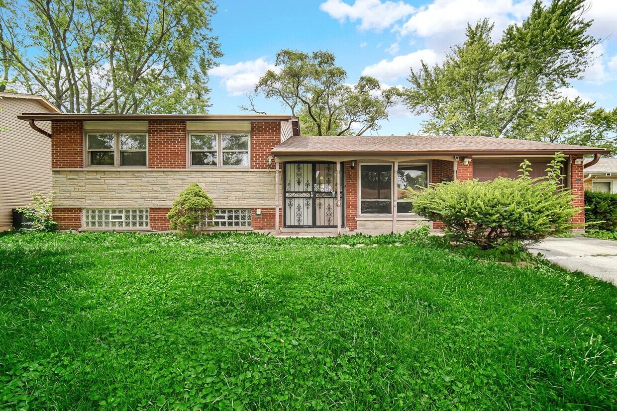 17618 Grandview Dr, Hazel Crest, IL 60429 House Rental in Hazel Crest